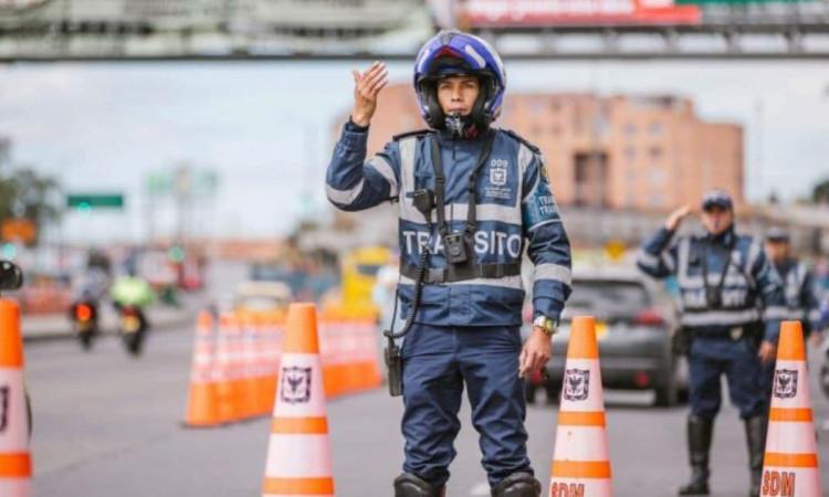Foto de un agente de tránsito regulando el tráfico en una vía