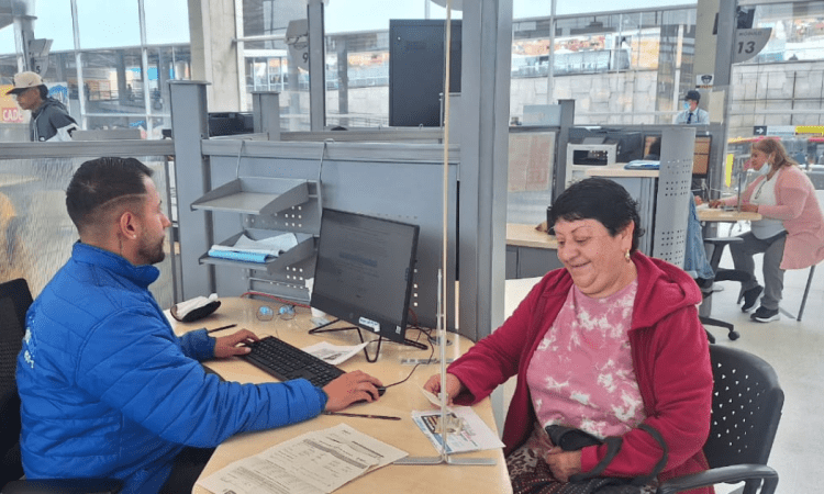 Foto de un funcionario atendiendo una ciudadana 