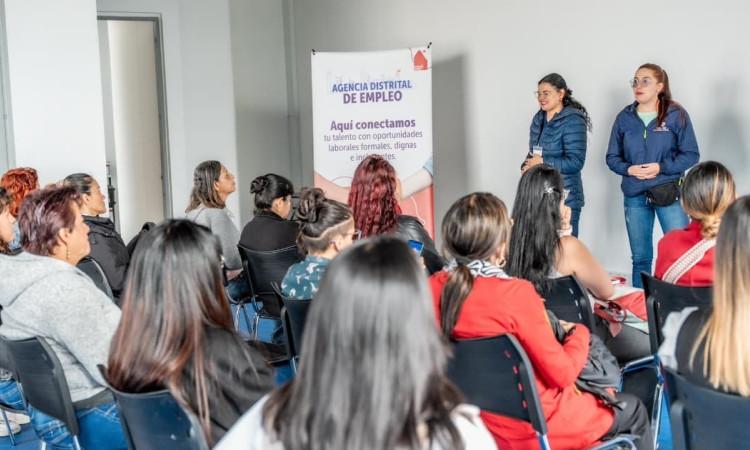 Foto de bogotanos y bogotanas accediendo a servicios de la Agencia Distrital de Empleo.