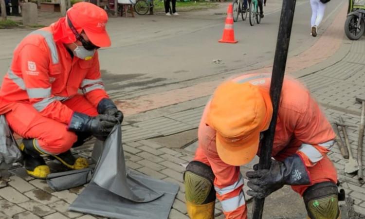 Foto que muestra trabajadores de Aguas Bogotá