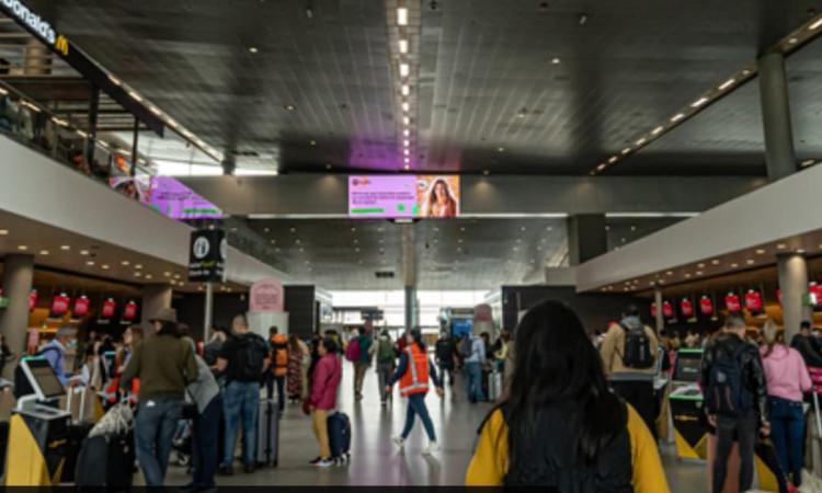 Foto del Aeropuerto Internacional El Dorado de Bogotá y sus zonas de atención al usuario. 