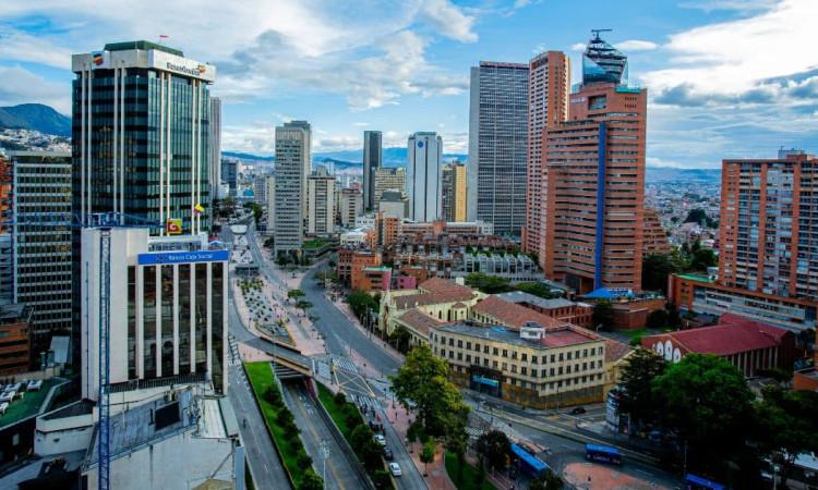 Foto panorámica de la ciudad de Bogotá donde se ven varios vehículos. 
