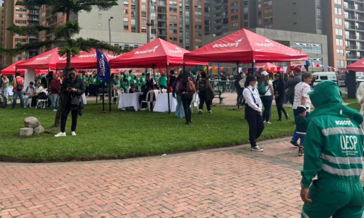 Foto que muestra carpas rojas instaladas en el primer EcoFest de Bogotá 