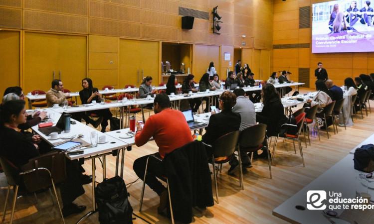 Foto que muestra un grupo de personas reunidas