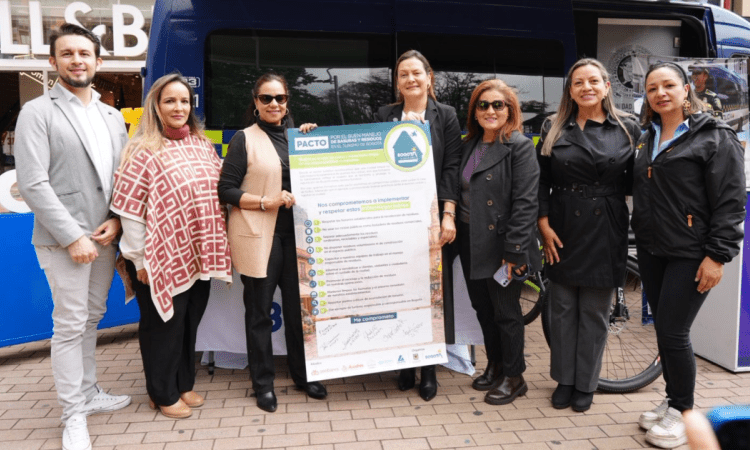 Imagen de la directora del IDT con un cartel de los diez no negociables