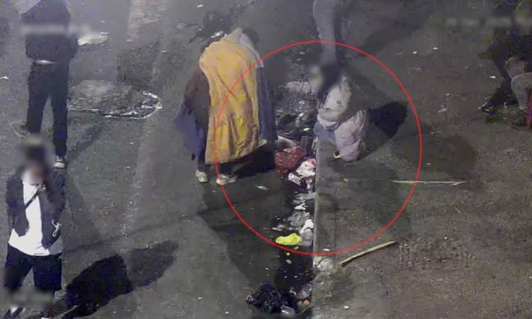 Cámaras de video capturan imagen de mujer vendiendo droga.