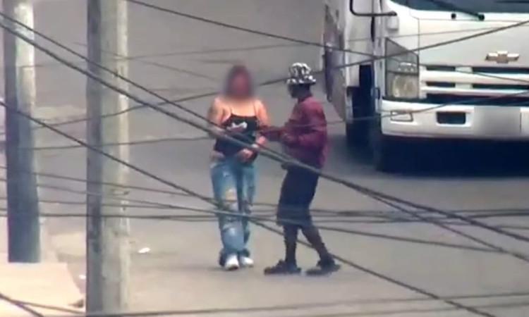 Foto del hombre captado en cámaras de seguridad expendiendo drogas en el centro de Bogotá.
