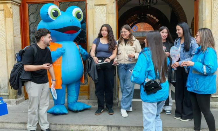 Foto que muestra un grupo de personas reunidas 