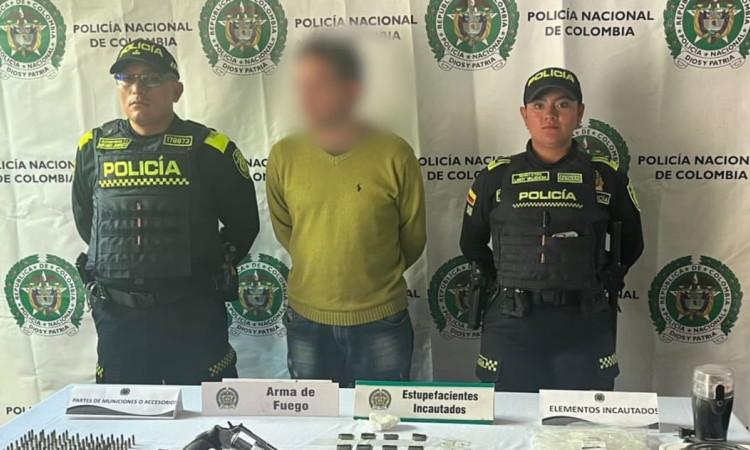 Hombre capturado con armas, droga y material incautado.