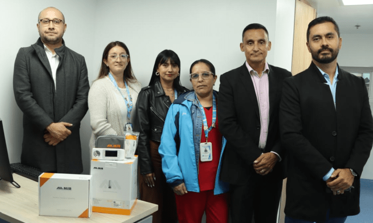 Foto de funcionarios de salud con el nuevo equipo en el Centro de Salud 29