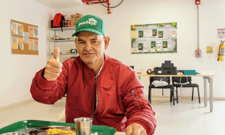 Imagen de un señor comiendo un almuerzo y posando para la foto