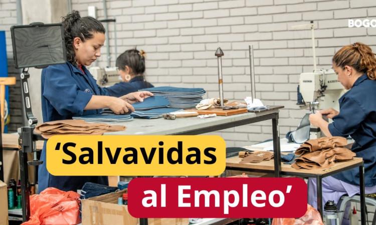 Foto de empleadas en una pequeña empresa en Bogotá y el logo de 'Salvavidas al Empleo'.