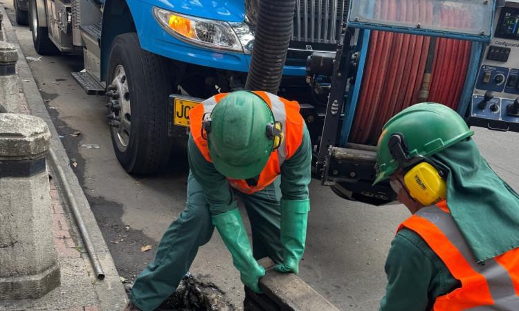 Foto que muestra trabajadores del Acueducto de Bogotá