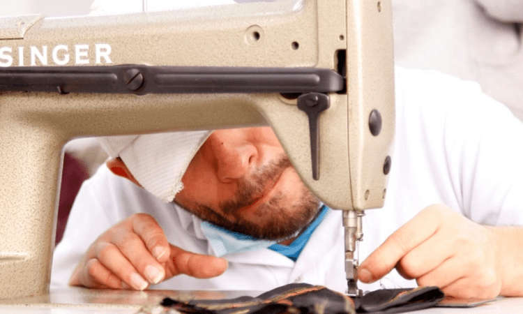 Imagen de una persona cosiendo