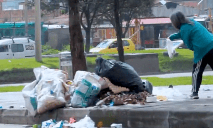 Imagen de basuras en anden de la ciudad de Bogotá