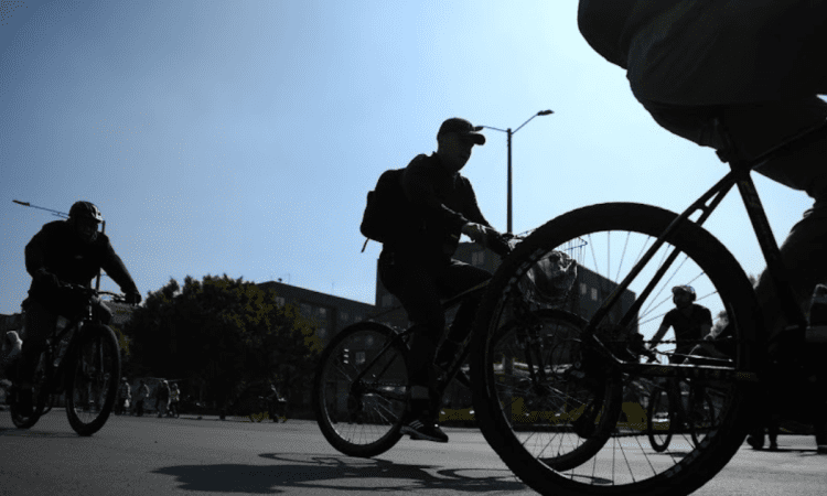 Imagen de ciclistas en vías de Bogotá 