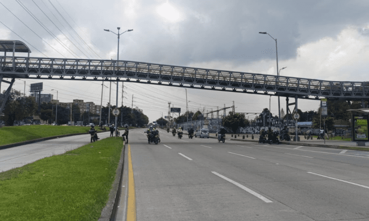Imagen de una avenida en Bogotá despejada