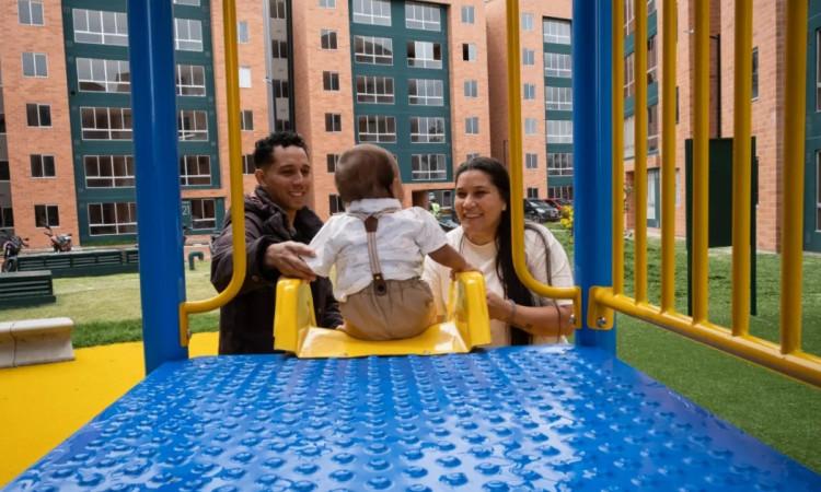Foto que muestra a tres personas en un parque 