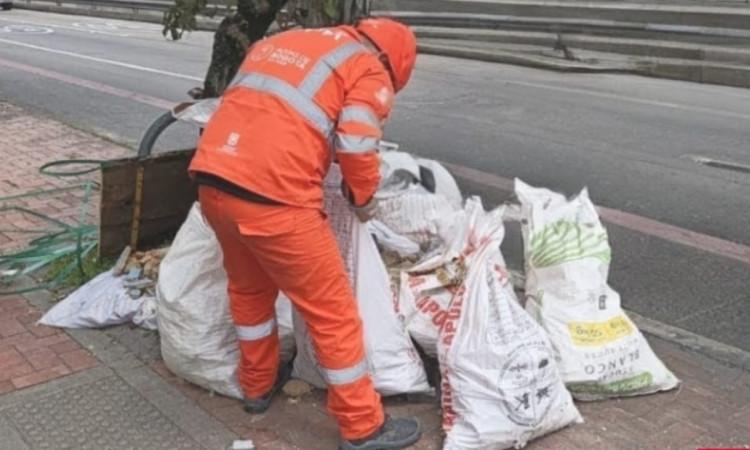 Foto que muestra un trabajador de Aguas de Bogotá