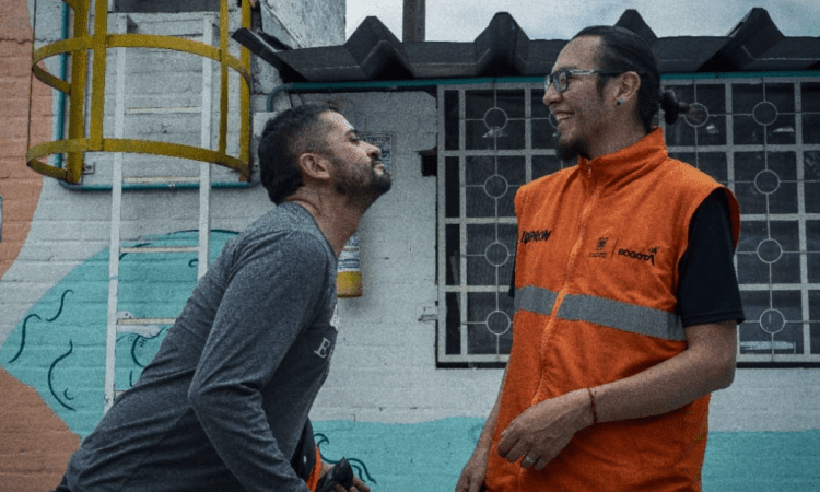 Imagen de un funcionario de IDIPRON junto con un joven