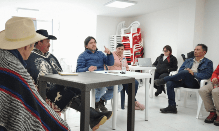Imagen de la reunión de la comunidad con el alcalde local
