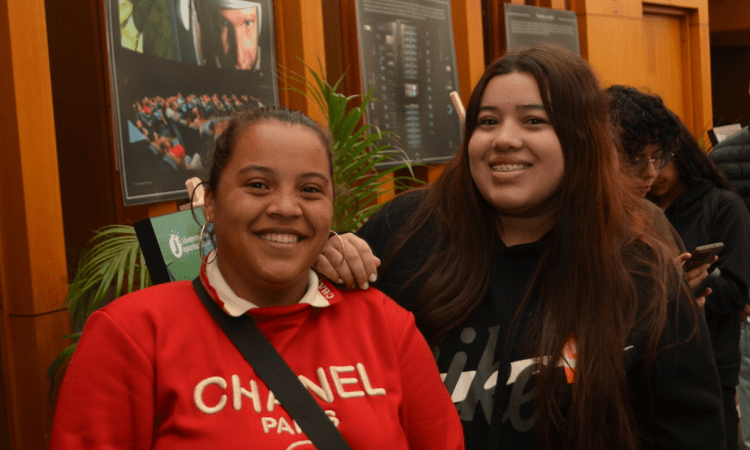 Imagen de dos mujeres estudiantes sonriendo