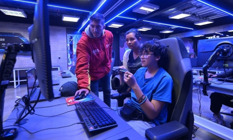 Imagen de niño en un juego interactivo