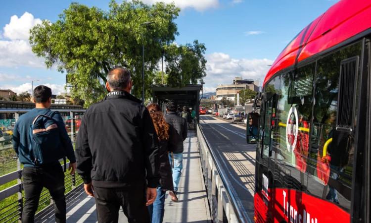 Foto de un bus de TransMilenio en una vía de Bogotá