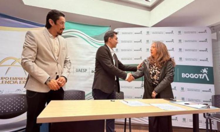 Foto que muestra tres personas hablando 