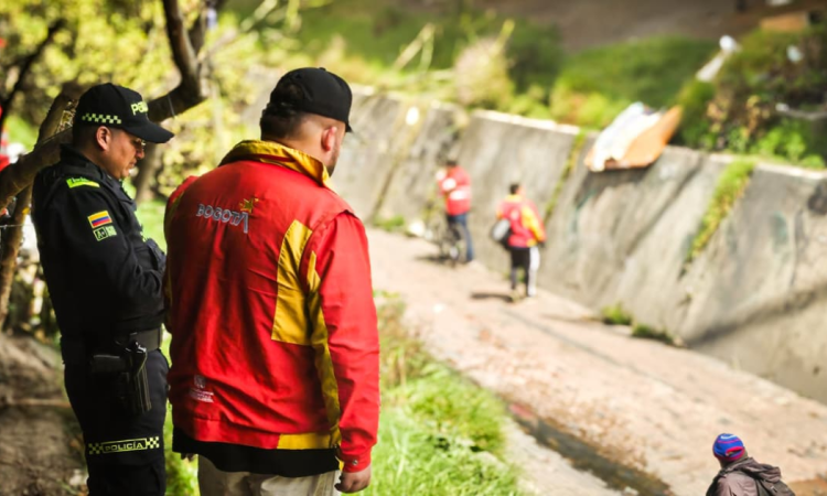 Foto de funcionarios del Distrito en operativo de limpieza