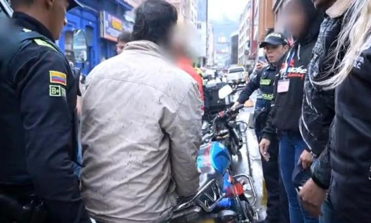 Foto del operativo en 'pagadiarios' de La Capuchina en Bogotá que dejó una persona capturada.