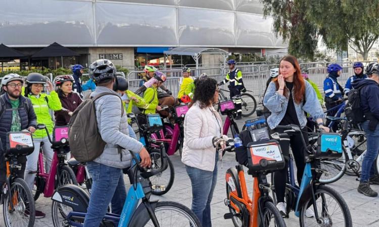 Foto de personas en bicicleta en Bogotá