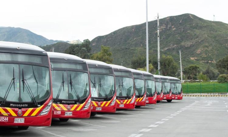 Foto de varios buses de TransMilenio estacionados. 
