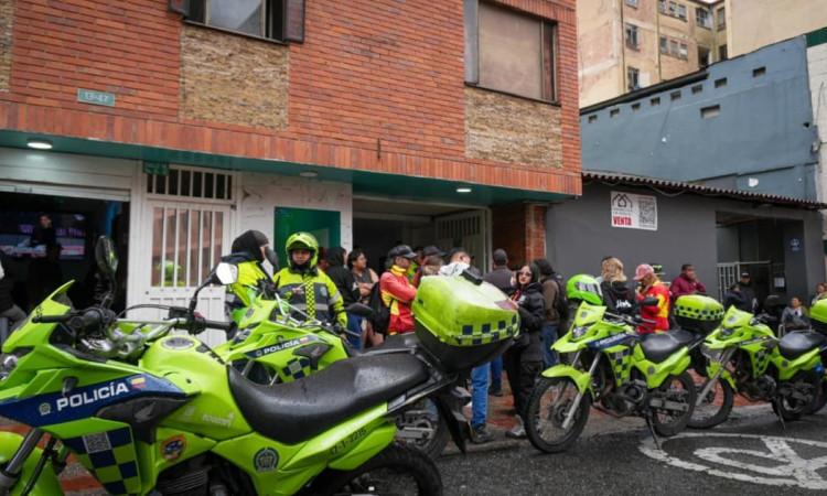 Uniformados de la Policía de Bogotá junto a funcionarios del Distrito, en operativo de seguridad. 