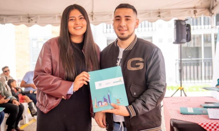 Foto que muestra dos personas sonriendo