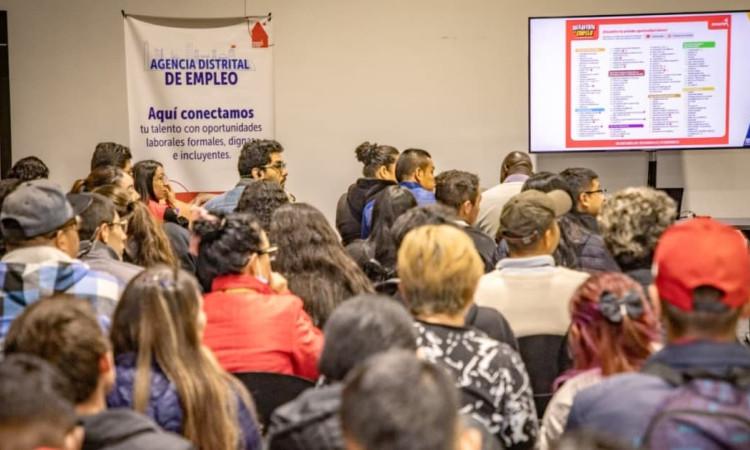 Foto de bogotanos y bogotanas accediendo a la sede de la Agencia Distrital de Empleo en Bogotá.