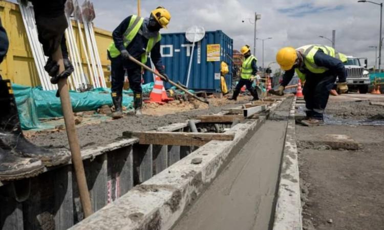 Foto de obreros y trabajadores en obras de la Línea 1 del Metro de Bogotá.