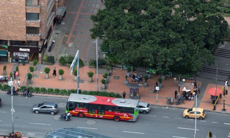Foto de una vía de Bogotá donde resaltan varios vehículos