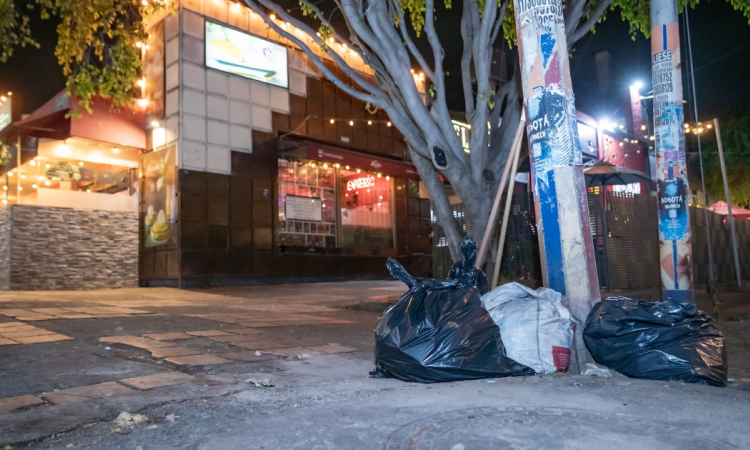 Foto de basuras al frente de una calle de Bogotá 