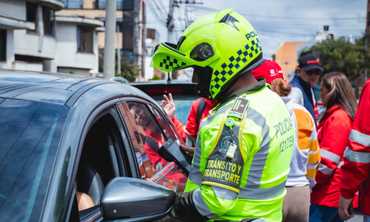 Imagen de un policía pidiendo papeles a un conductor