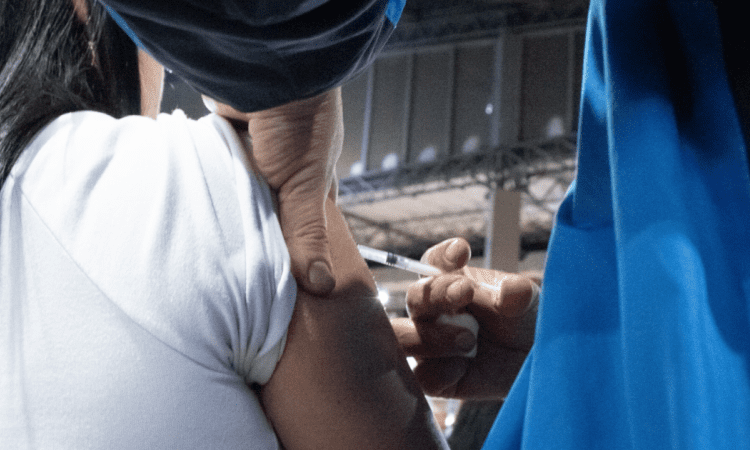 Foto de una persona aplicando una vacuna 