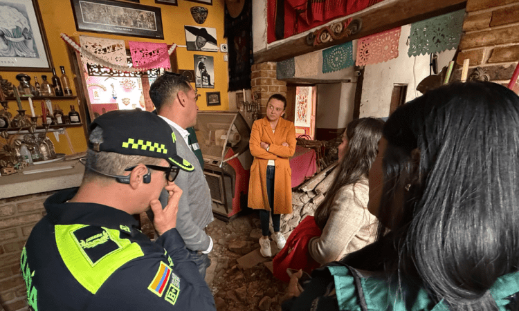 Foto de funcionarios del Distrito hablando con una ciudadana 