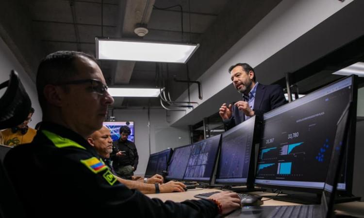 Foto del alcalde Carlos Fernando Galán durante su visita al C4 de Bogotá.