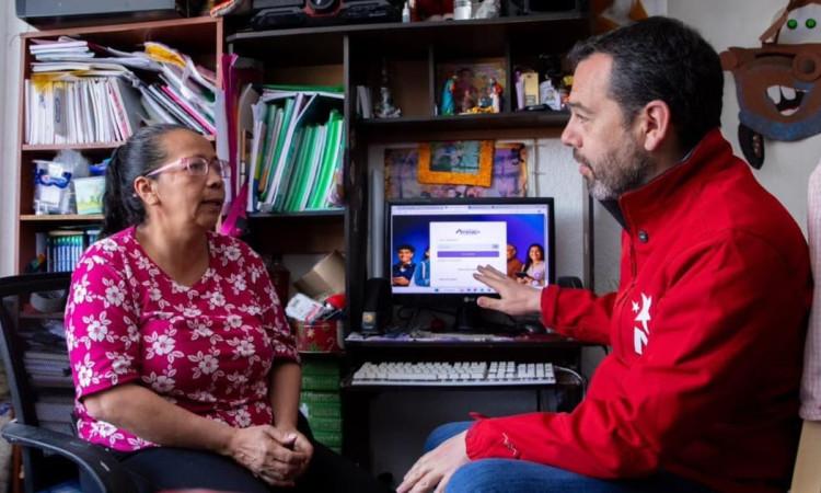 Foto del alcalde Carlos Fernando Galán junto a una bogotana, en una de las jornadas de internet gratis de 'Conexión Social'.