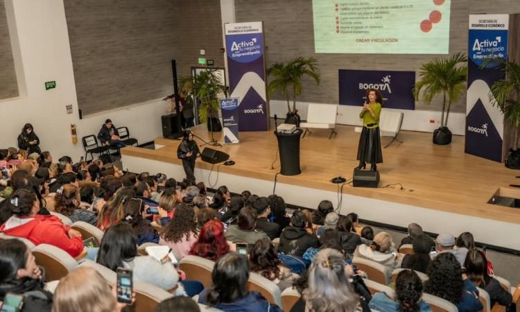 Foto de una de las conferencias del programa 'Activa tu Negocio' en Bogotá.