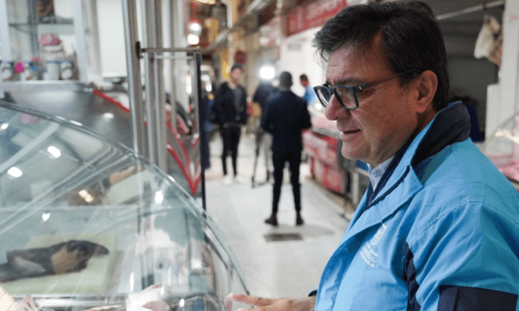 Foto del secretario de salud en un local de venta de pescados
