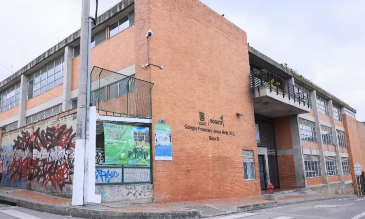 Foto de una cámara de seguridad a las afueras de colegio.