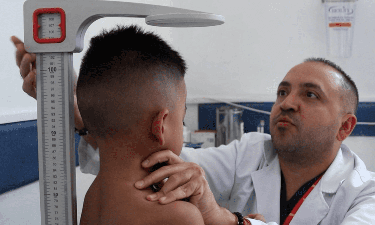 Foto de un doctor con un niño 