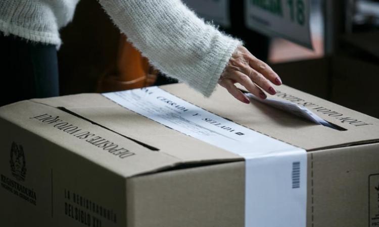 Foto de una urna en un puesto de votación. 