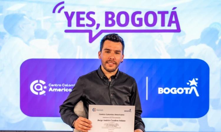 Foto de un joven con su diploma de graduación del programa 'Yes, Bogotá'